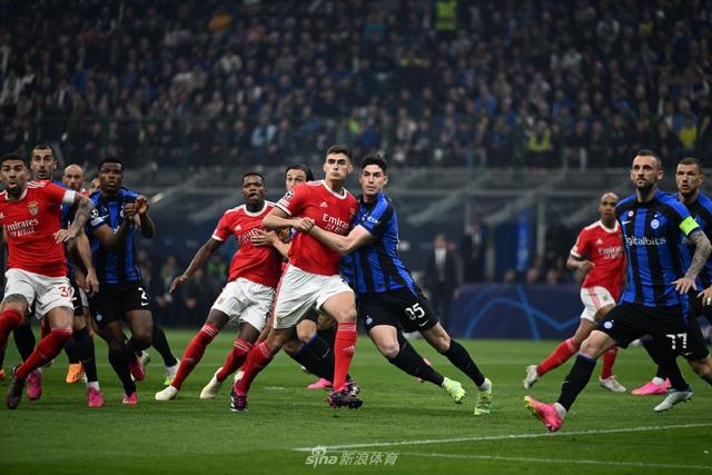 双脚触球习 双脚触球习